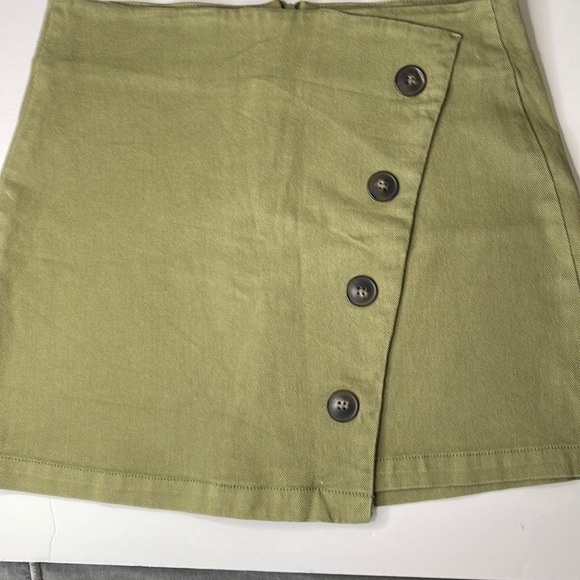 Harper Heritage Olive green skirt with buttons in a size Medium - Picture 3 of 9